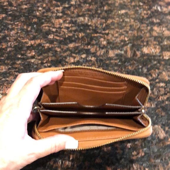 Michael Kors Medium Saffiano Jet Set Wallet - Picture 2 of 2